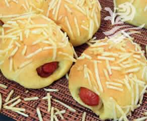 Pão De Mandioquinha Com Salsicha E Bacon