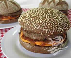 Lanche Australiano Com Cheddar E Hambúrguer