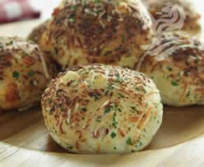 Pão De Ovos Com Salame E Queijo