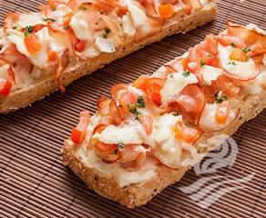 Bruschetta Ao Bechamel E Peito De Peru